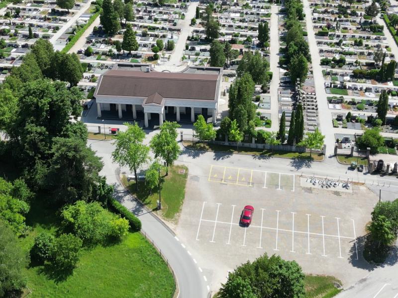 Parkirišče pri mrliški vežici